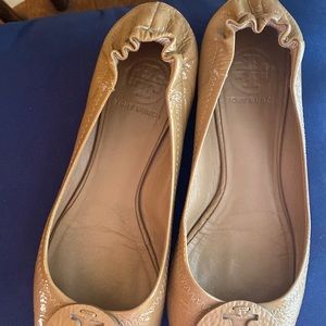 Tan Tory Burch ballet flats size 5 1/2 in good condition no rips or tears